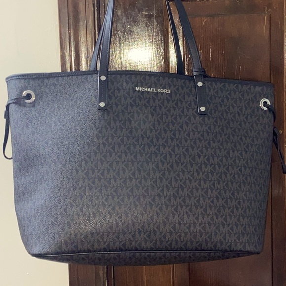 Michael Kors Handbags - ***AUTHENTIC MICHAEL KORS BLACK TOTE BAG 🖤🖤🖤***